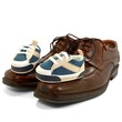 Foto: Kinderschuh auf Vaterschuhen Sohn Kinderschuh auf Vaterschuhen Sohn