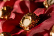 Foto: Wrapped in golden foil chocolate candies Wrapped in golden foil chocolate candies