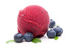 Eine Kugel Eis mit Heidelbeeren auf weißem Hintergrund