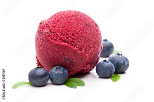 Photo: Eine Kugel Eis mit Heidelbeeren auf weißem Hintergrund Eine Kugel Eis mit Heidelbeeren auf weißem Hintergrund