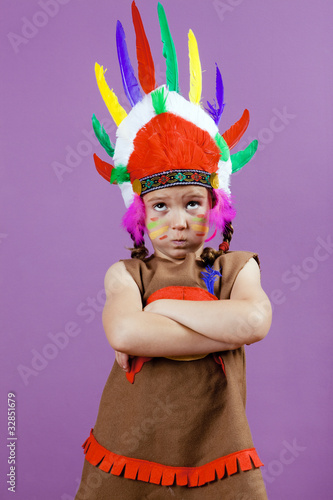 Foto: Niña vestida de india americana Niña vestida de india americana