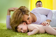 Baby mit Eltern auf dem Boden
