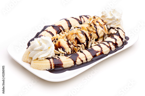 Foto: Bananensplit auf Teller mit Mandelstiften Bananensplit auf Teller mit Mandelstiften