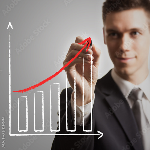 Foto: young businessman drawing chart young businessman drawing chart