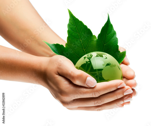 Photo: planète terre mains écologie / green earth globe in hands planète terre mains écologie / green earth globe in hands