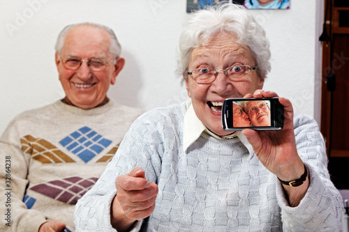 Foto: senior couple with smartphone senior couple with smartphone