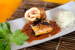 Geflügelroulade mit Reis auf Tomatensoße Napoli