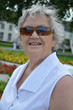 Foto: Seniorin mit Sonnenbrille Seniorin mit Sonnenbrille
