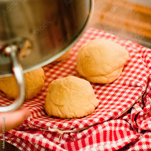 Foto: Dampfnudeln mit Rhabarberkompott Dampfnudeln mit Rhabarberkompott