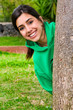 Foto: Chica feliz de verde en el parque Chica feliz de verde en el parque
