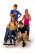 vier teenager daumen hoch rollstuhl