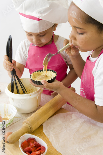 Photo: Cuisine - enfants préparant un gâteau Cuisine - enfants préparant un gâteau