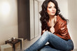 Foto: Beautiful young lady standing in a stylish interior Beautiful young lady standing in a stylish interior