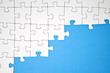 Weißes Puzzle auf blauem Untergrund