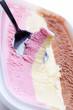 Eis direkt aus der Verpackung löffeln