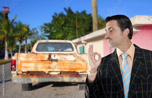 Foto: car used salesperson selling old car as brand new car used salesperson selling old car as brand new