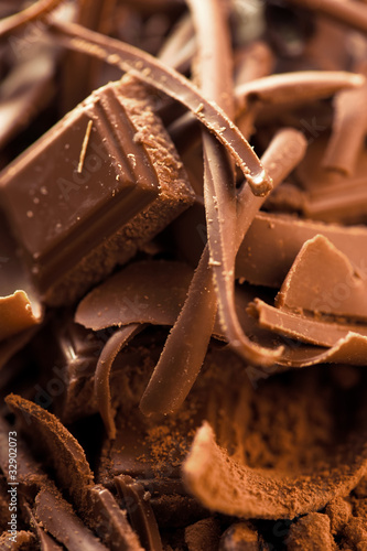 Foto: Chocolate background. Bars and strips of chocolate with cocoa Chocolate background. Bars and strips of chocolate with cocoa
