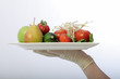 Mit Handschuh Gemüse und Obst tragen Mit Handschuh Gemüse und Obst tragen