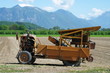 ancienne machine agricole a plantation
