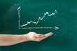 hand mit positiver trendkurve