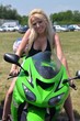 Svetlovlasá žena na motorke