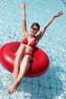 Foto: Junge Frau sitzt im Schwimmreife und hat Spass Junge Frau sitzt im Schwimmreife und hat Spass
