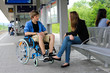 teenager freunde bahnhof rollstuhl reden