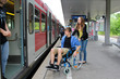 paar rollstuhl einsteigen zug