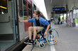 Rollstuhl zug einsteigen