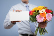 Mann mit Blumenstrauß