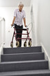 Foto: Seniorin mit Gehwagen Seniorin mit Gehwagen