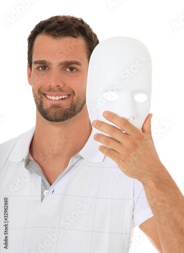 Foto: Mann nimmt weiße Maske ab Mann nimmt weiße Maske ab