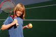 Photo: Enfant heureux s'entrainant au mur du tennis Enfant heureux s'entrainant au mur du tennis