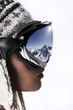 femme regardant la montagne en hiver