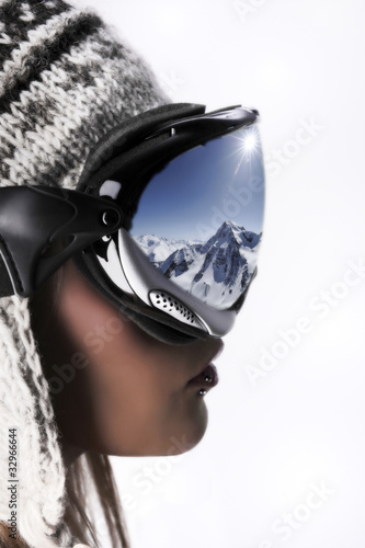 Photo: femme regardant la montagne en hiver femme regardant la montagne en hiver