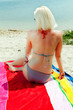Foto: Junge Frau im Urlaub am Strand 502 Junge Frau im Urlaub am Strand 502