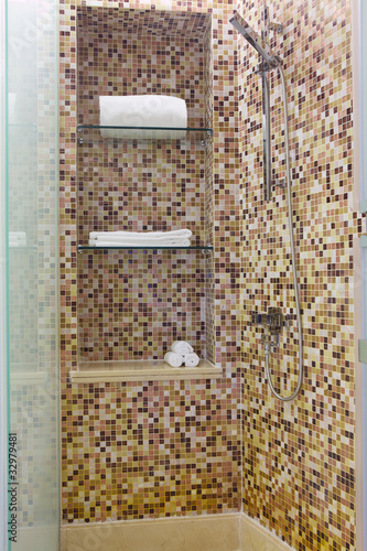 Foto: Spazio doccia con parete a mosaico Spazio doccia con parete a mosaico