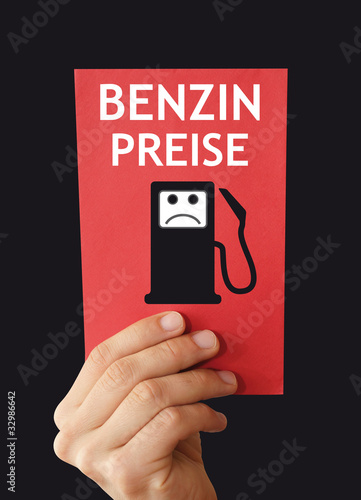 Illustration: Rote Karte für Benzin Kanppheit Rote Karte für Benzin Kanppheit