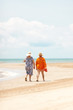 Dos señoras con vestido de paseo por la playa
