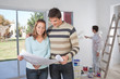 Foto: Couple going through house plan Couple going through house plan