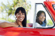 Foto: beautiful twin sisters in cabriolet car beautiful twin sisters in cabriolet car