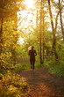 Foto: Junge Frau beim Joggen im Wald Junge Frau beim Joggen im Wald