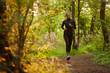 Foto: Junge Frau beim Joggen im Wald Junge Frau beim Joggen im Wald