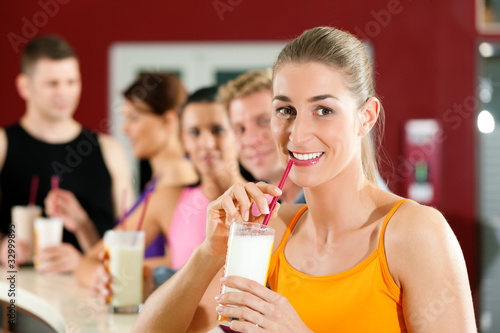 Foto: Leute trinken Eiweißshakes Leute trinken Eiweißshakes
