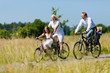 Photo: Familie fährt Fahrrad im Sommer Familie fährt Fahrrad im Sommer