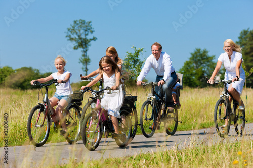 Foto: Familie fährt Fahrrad im Sommer Familie fährt Fahrrad im Sommer