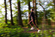 Frau beim Joggen im Wald