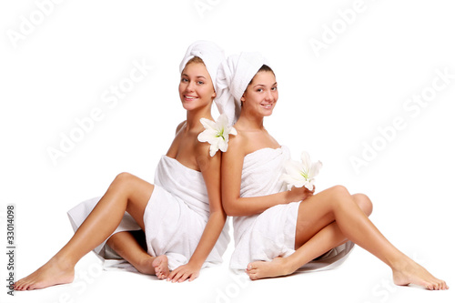 Foto: Two beautiful girls relaxing in spa Two beautiful girls relaxing in spa