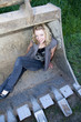 Blondine in einer Baggerschaufel Blondine in einer Baggerschaufel