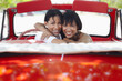Foto: beautiful twin sisters hugging in cabriolet car beautiful twin sisters hugging in cabriolet car